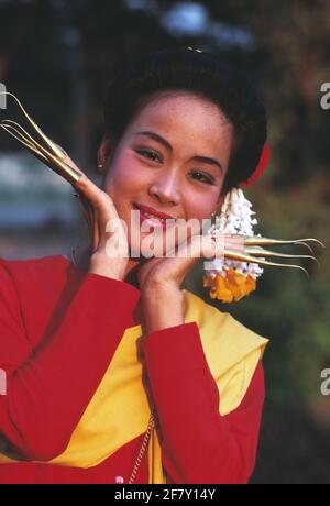 Thailandia. Chiang mai. Giovane donna tailandese danzatrice delle unghie. Foto Stock