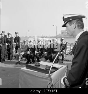 Pubblico al comando trasferimento nel marzo 1990 della S-Fregat HR.MS Jan van Brakel (1983-2001). Il comandante di separazione Captain-Lieutenant-Ter-Zee W.J.E. Van Rijn (1946) è dietro il Katheder. Gli ascoltatori seduti sono: Kapitein-Ter-Sea, a destra t.l.c. Oomen (1942), secondo dal vecchio ministro di destra della Difesa Dr. P.B.R. De Geus (1929-2004), terzo dalla destra KTZ J.R. Il giovane, settimo dalla destra KTZ ir. F.J. Schull a Peursum (1945) e nono dal tenente-Ter-Sea prima classe DS. J. Moens (1944). Foto Stock