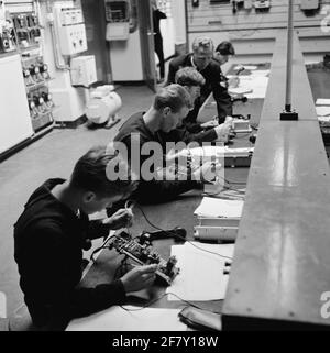 Corso di ingegneria elettrica presso la scuola di formazione tecnica della Royal Netherlands Marine (Toka), che si trova nel campo delle Marine Barracks Amsterdam (MKAD). Un elettricista sergente (SGttelmnt) fornisce le istruzioni. Foto Stock