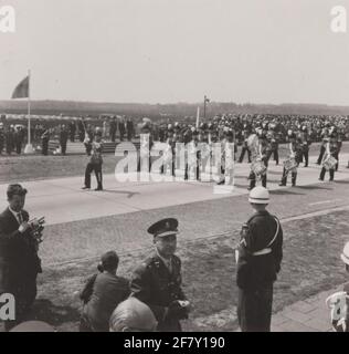 Il corpo di tamber della cappella della Royal Air Force passa il Deignel Point con, tra gli altri, H.M. Regina Juliana e Z.K.H. Il principe Bernhard durante la Parata di Ede in occasione della Giornata della Liberazione. Foto Stock