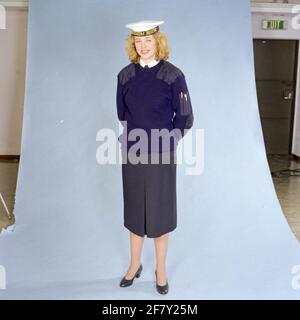 Marinaio femminile della marina reale (km) con camicia, cravatta, gonna e maglione (da utilizzare ad esempio in ufficio, 1989). Foto Stock