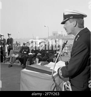 Pubblico al comando trasferimento nel marzo 1990 della S-Fregat HR.MS Jan van Brakel (1983-2001). Il comandante di separazione Captain-Lieutenant-Ter-Zee W.J.E. Van Rijn (1946) è dietro il Katheder. Gli ascoltatori seduti sono: Kapitein-Ter-Sea, a destra t.l.c. Oomen (1942), secondo dal vecchio ministro di destra della Difesa Dr. P.B.R. De Geus (1929-2004), terzo dalla destra KTZ J.R. Il giovane, settimo dalla destra KTZ ir. F.J. Schull a Peursum (1945) e nono dal tenente-Ter-Sea prima classe DS. J. Moens (1944). Foto Stock