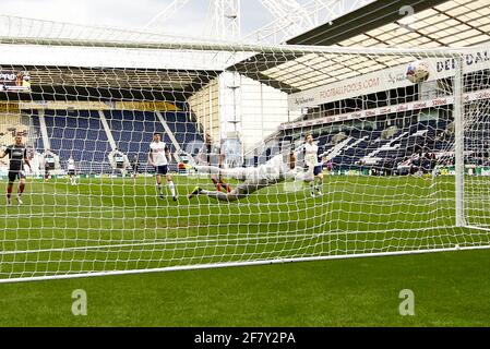 Preston, Regno Unito. 10 Apr 2021. Bryan Mbeumo di Brentford (c) spara e segna il suo 1° goal squadre. EFL Skybet Championship, Preston North End contro Brentford al Deepdale Stadium di Preston sabato 10 aprile 2021. Questa immagine può essere utilizzata solo per scopi editoriali. Solo per uso editoriale, è richiesta una licenza per uso commerciale. Nessun uso in scommesse, giochi o un singolo club/campionato/giocatore publications.pic di Chris Stading/Andrew Orchard sports photography/Alamy Live News Credit: Andrew Orchard sports photography/Alamy Live News Foto Stock