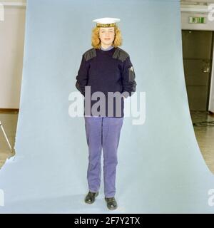 Marinaio femminile della marina reale (km) in tuta da lavoro blu con maglione (1989). Foto Stock