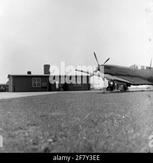 Seconda base aerea tattica (2TVB), base aerea Eindhoven nell'aprile 1957 edifici e infrastrutture con un Vickers Supermarine Spitfire in primo piano. Foto Stock