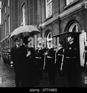 La principessa Beatrix porta una visita introduttiva a varie parti della Marina reale. Dopo essere stato ricevuto al Royal Institute for the Marine (KIM), segue un'ispezione della guardia onoraria. Foto Stock