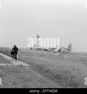 Il servizio di volo e i malati della Piazza Marina Valkenburg (MVKV) tengono un esercizio congiunto di OSR. OSRD è l'acronimo di Investigation and Rescue Service; la Royal Netherlands Air Force (KLU) nota con il nome SAR (Search and Rescue). Un Grumman S-2A Tracker, un aereo di volo pattuglia/sottomarino in cabina, che va alla pista con la torre di controllo del MVKV sullo sfondo. Foto Stock