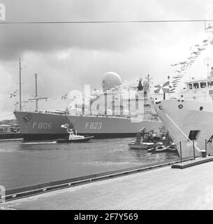 National Fleet Days and Celebration 200 anni a Port City. FC.ms. Buyskes (1973-2003), HR.MS De Ruyter (F 806) e HR.MS Philips van Almonde (F 823) sono ormeggiati da ponteggi di Fort Harsens. Oltre a HR.MS Buyskes sono due navi da immersione. Foto Stock