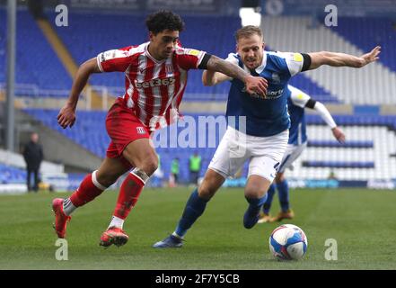 Il Christian Norton di Stoke City (a sinistra) e il Marc Roberts di Birmingham si battono per la palla durante la partita del campionato Sky Bet al St. Andrew's Trillion Trophy Stadium di Birmingham. Data immagine: Sabato 10 aprile 2021. Foto Stock