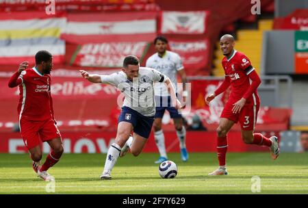 Liverpool, Inghilterra, 10 aprile 2021. John McGinn di Aston Villa corre nello spazio oltre Georginio Wijnaldum di Liverpool durante la partita della Premier League ad Anfield, Liverpool. Il credito immagine dovrebbe essere: Darren Staples / Sportimage Credit: Sportimage/Alamy Live News Foto Stock