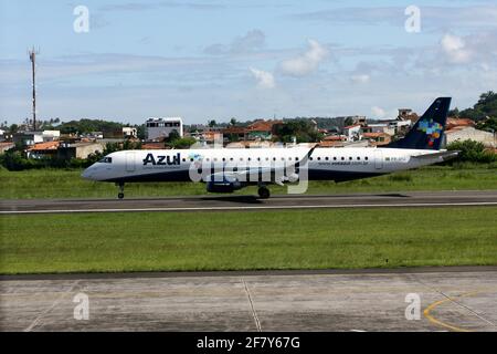 ilheus, bahia / brasile - ilheus, bahia / brasile - 29 febbraio 2012: Embraer 190 di Azul Linhas Aereas è visto nel cortile dell'aeroporto di Jorge Amado Foto Stock