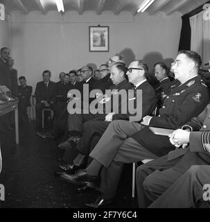 Il Centro Meteorologico dell'Aeronautica militare (Lumetc). La ristrutturazione della parte del Rossinibunker designata per il Lumetc. L'ala orientale di Hilversum era pronta il 15 marzo 1965 e fu immediatamente coinvolta. Il 25 novembre dello stesso anno, l'apertura ufficiale del bunker ristrutturato ha avuto luogo dal Segretario di Stato per la Difesa / KLU J.J.F. Borghouts.in presenza di O.A. Il tenente generale della BDL Wolff, tenente generale B.D. C. GIEBEL, prof.dr.W. Bleeker, HFD.dir KNMI ha messo in funzione tre reti telex e un facsimilet. Foto Stock
