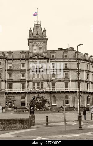 La bandiera di Union Jack vola a metà albero al Municipio di Bournemouth, Dorset UK dopo la morte del principe Filippo, S.A.R. il duca di Edimburgo, il 9 aprile 2021 Foto Stock