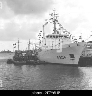 National Fleet Days and Celebration 200 anni a Port City. Due navi da immersione svolgono lavori di immersione presso la HR.MS Buyskes (1973-2003), ormeggiato da un molo di Fort Harsens. Foto Stock