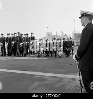 Pubblico al comando trasferimento nel marzo 1990 della S-Fregat HR.MS Jan van Brakel (1983-2001). Il comandante di separazione Captain-Lieutenant-Ter-Zee W.J.E. Van Rijn (1946) si svolge per il nuovo CDT. Kltz p.j.h.m. Spruijt (1947). Gli ascoltatori seduti sono: Kapitein-Ter-Sea, a destra t.l.c. Oomen (1942), secondo dal vecchio ministro di destra della Difesa Dr. P.B.R. De Geus (1929-2004), terzo dalla destra KTZ J.R. Il giovane, sesto della destra KTZ ir. F.J. Schull a Peursum (1945) e ottavo del Lieutenente-Ter-Sea prima classe DS. J. Moens (1944). Foto Stock