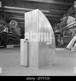 La sala di assemblaggio e produzione della fabbrica di aerei Aviolaland intorno al 1950, dove furono costruiti e mantenuti vari aeromobili e parti di aeromobili per il Marine Amaestry Service (MLD) e la Royal Netherlands Air Force (KLU). Sullo sfondo l'aereo da yacht Fairey Firefly Mk.iv K-68 (1947-1959) del servizio di trasporto aereo marino (MLD). Foto Stock