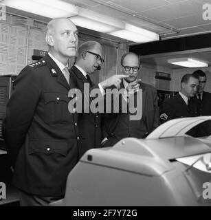 Il Centro Meteorologico dell'Aeronautica militare (Lumetc). La ristrutturazione della parte del Rossinibunker designata per il Lumetc. L'ala orientale di Hilversum era pronta il 15 marzo 1965 e fu immediatamente coinvolta. Il 25 novembre dello stesso anno, l'apertura ufficiale del bunker ristrutturato ha avuto luogo dal Segretario di Stato per la Difesa / KLU J.J.F. Borghouts.in presenza di O.A. Il tenente generale della BDL Wolff, tenente generale B.D. C. GIEBEL, prof.dr.W. Bleeker, HFD.dir KNMI ha messo in funzione tre reti telex e un facsimilet. Foto Stock
