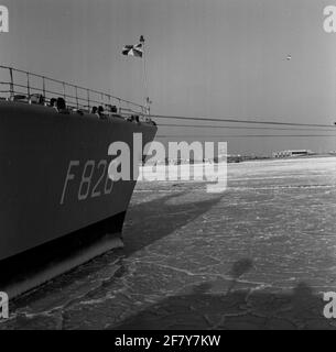 Il nuovo porto di Den Helder inizia a congelarsi. Ghiaccio marino intorno a HR MS 'Pieter Florisz' (F826). Foto Stock