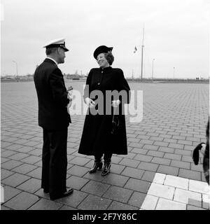 Visita HM Queen Beatrix (con cappello) presso la Marine Barracks Willemsoord (MKWD) a Den Helder nel marzo 1989. Links Vice-Admiraal J.D.W. Van Renesse (1934-), comandante del potere navale nei Paesi Bassi dal 1987 al 1990. Foto Stock