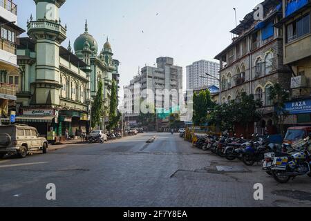 Negozi chiusi nel mercato di Kalbadevi Mumbai durante un blocco Mumbai - India 04 10 2021 Foto Stock