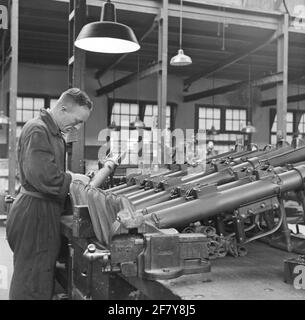 Lavori di manutenzione sul piat (proiettore, fanteria, anticarro) dell'arma anticarro. Foto Stock