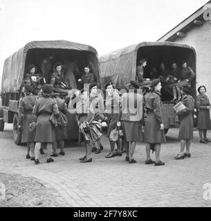 Le donne soldato di donne aiutano il corpo (vhk) a salire nei veicoli. Foto Stock