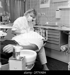 Un dentista della malattia centrale (CZB) nella caserma marina Willemsoord (MKWD) in Den Helder esamina i denti di un paziente (luglio 1989). Foto Stock