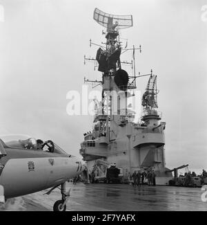 Un Hawker FGA-50 Seahawk (Jet) Jachthouse con la registrazione 71 (1958-1964) del Servizio di Aviazione Marina (MLD) sul ponte aereo del campo di aeromobili HR.MS Karel Doorman (R 81, EX-VENERABILE) nel 1958. Foto Stock