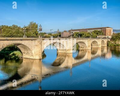 Archi di Puente de Piedra che si riflette nelle acque del Rio Ebro, Logrono, Spagna, 18 ottobre 2009 Foto Stock