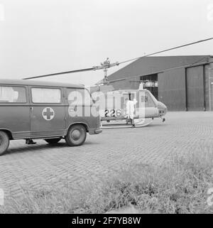 Il servizio di volo e i malati della Piazza Marina Valkenburg (MVKV) tengono un esercizio congiunto di OSR. OSRD è l'acronimo di Investigation and Rescue Service; la Royal Netherlands Air Force (KLU) nota con il nome SAR (Search and Rescue). Un medico salì a bordo di un elicottero agusta Bell (i) uh1. Foto Stock