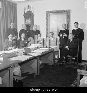 Foto di gruppo del curatorio del Royal Institute for the Marine (Kim) di Den Helder. Seduta: D. van Eck, DRS. W. Lambers, Z.K.H. Principe Bernhard, Dr. H. Smitskamp e ING. J.B. Westerdijk. In piedi: Vice-ammiraglio a.h.j. Van der Estimed Olivier, schout-at-night J.G. Stegeman, schout-at-night j.b.m.j. Maas, Comandore J.H. Baron Mackay, Lieutenente-Ter-Sea di ​​the prima classe sconosciuto. Foto Stock