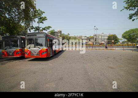 Aspetto desertato di un Fort MIGLIOR deposito di autobus durante il blocco in Maharashtra Covid 19 Pandemic Mumbai, Maharashtra, India - 05 04 2021