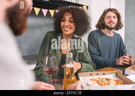 Festa tra amici multietnici a casa Foto Stock