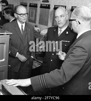 Il Centro Meteorologico dell'Aeronautica militare (Lumetc). La ristrutturazione della parte del Rossinibunker designata per il Lumetc. L'ala orientale di Hilversum era pronta il 15 marzo 1965 e fu immediatamente coinvolta. Il 25 novembre dello stesso anno, l'apertura ufficiale del bunker ristrutturato ha avuto luogo dal Segretario di Stato per la Difesa / KLU J.J.F. Borghouts.in presenza di O.A. Il tenente generale della BDL Wolff, tenente generale B.D. C. GIEBEL, prof.dr.W. Bleeker, HFD.dir KNMI ha messo in funzione tre reti telex e un facsimilet. Foto Stock