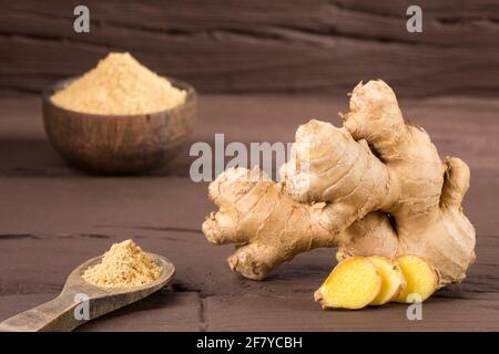Radici fresche e zenzero in polvere - Zingiber officinale. Foto Stock