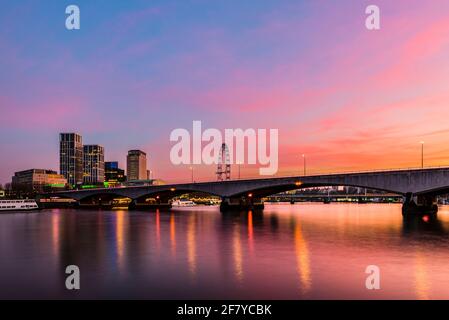 Il cielo arancione al tramonto sul ponte di Waterloo sul Tamigi, Londra, Regno Unito Foto Stock