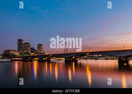 Tramonto sul ponte di Waterloo sul Tamigi, Londra, Regno Unito Foto Stock