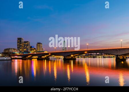 Vista al tramonto delle luci sul ponte di Waterloo sul Tamigi, Londra, Regno Unito Foto Stock