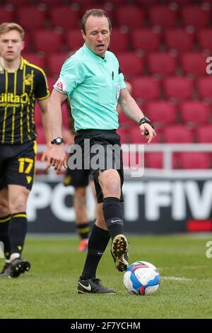 NORTHAMPTON, REGNO UNITO. 10 APRILE : il Referee David Rock durante la seconda metà della partita della Sky Bet League 1 tra Northampton Town e Bristol Rover al PTS Academy Stadium, Northampton ON . (Credit: John Cripps | MI News) Credit: MI News & Sport /Alamy Live News Foto Stock