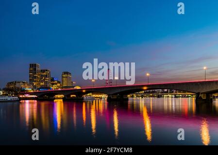 Vista al tramonto delle luci sul ponte di Waterloo sul Tamigi, Londra, Regno Unito Foto Stock