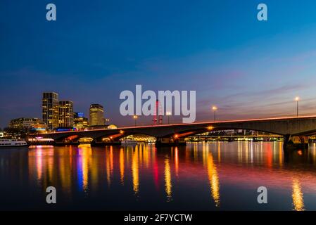 Vista delle luci della prima sera sul ponte di Waterloo sul Tamigi, Londra, Regno Unito Foto Stock