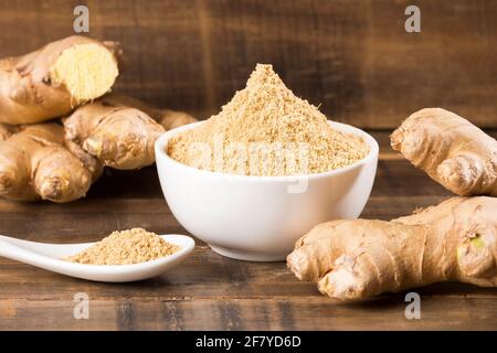 Radici fresche e zenzero in polvere - Zingiber officinale. Foto Stock
