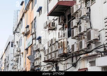 Bocchette di aria condizionata sugli edifici, Miri, Malesia Foto Stock