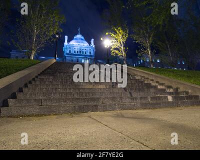 Vista ad angolo basso di una serie di scale in cemento con la parte superiore di un edificio sul retro Foto Stock
