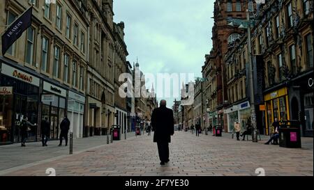 Glasgow, Scozia, Regno Unito 10 aprile, 2021 Lockdown Sabato ha visto un sacco di acquirenti come il tempo migliore ha aumentato la caduta nel centro della città come l'esercizio è diventato la norma nella vita covid. Il miglio di stile della Scozia, Via Buchanan era molto trafficata. Credit: Gerard Ferry/Alamy Live News Foto Stock