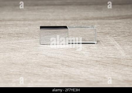 Unità flash USB in metallo chiusa su sfondo isolato woodern. Spazio di copia. Vista laterale. Messa a fuoco selettiva Foto Stock
