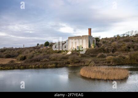 Aberthaw Lime works, un edificio classificato di grado II che operava dal 1888 al 1926, Galles, Regno Unito Foto Stock