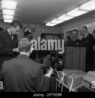 Il Centro Meteorologico dell'Aeronautica militare (Lumetc). La ristrutturazione della parte del Rossinibunker designata per il Lumetc. L'ala orientale di Hilversum era pronta il 15 marzo 1965 e fu immediatamente coinvolta. Il 25 novembre dello stesso anno, l'apertura ufficiale del bunker ristrutturato ha avuto luogo dal Segretario di Stato per la Difesa / KLU J.J.F. Borghouts.in presenza di O.A. Il tenente generale della BDL Wolff, tenente generale B.D. C. GIEBEL, prof.dr.W. Bleeker, HFD.dir KNMI ha messo in funzione tre reti telex e un facsimilet. Foto Stock