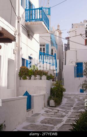 Mykonos, Grecia - 05 aprile 2012: Strade acciottolate vuote, senza persone, edifici bianchi e imbiancati in primavera, nella città di Mykonos, Cicladi Foto Stock