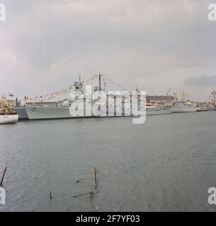 National Fleet Days and Celebration 200 anni a Port City. HNoms Aeger (F111) e BNS Weshinder (F 913) sono ormeggiati presso il vecchio molo di servizio sottomarino. Dietro questo è nascosto all'interno HMS Arethusa. Dietro di esso sono HR.MS Schiedam (M 860) (1986-presente) e parzialmente visibile HMS LEDBURY. Foto Stock